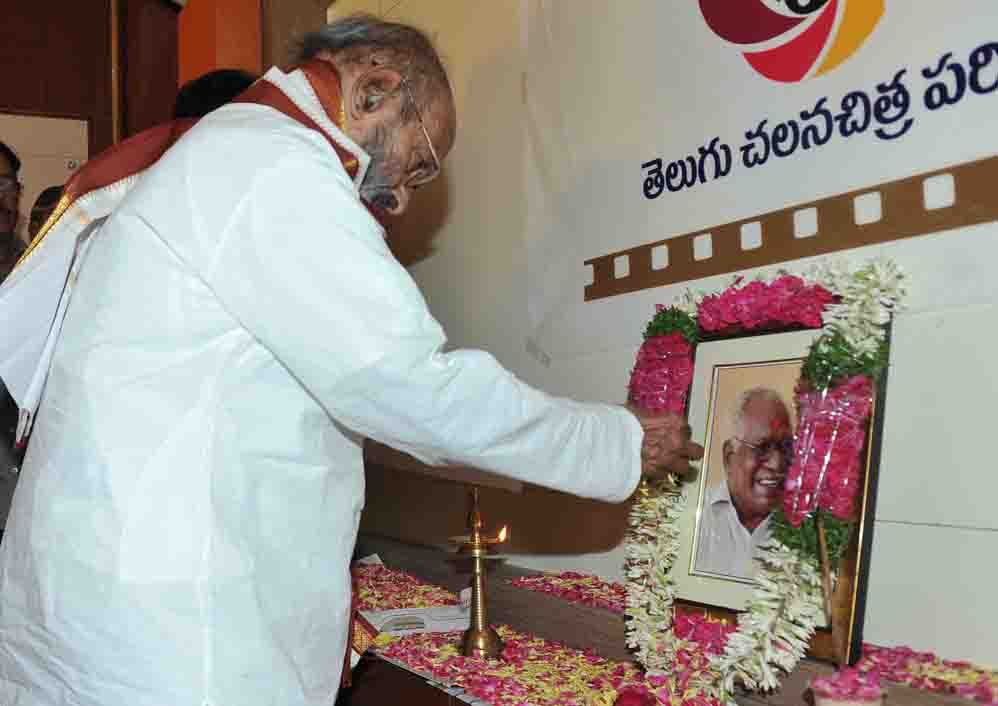 Chiranjeevi & Tollywood Condolences to Jaladi - Pictures | Picture 104372